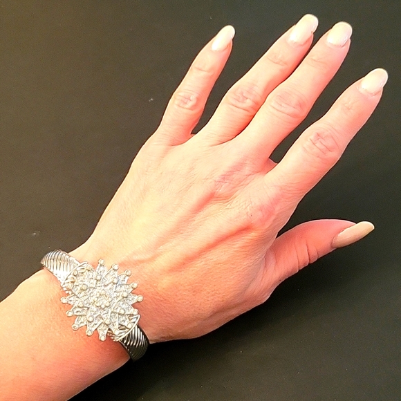 NEW Crystal Starburst Bangle-Bracelet Watch! Silver-tone, Clear Crystals - Picture 9 of 16